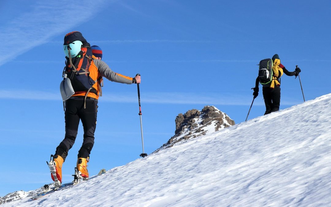 Esquiadores disfrutando de los Pirineos con vistas al Pedraforca.