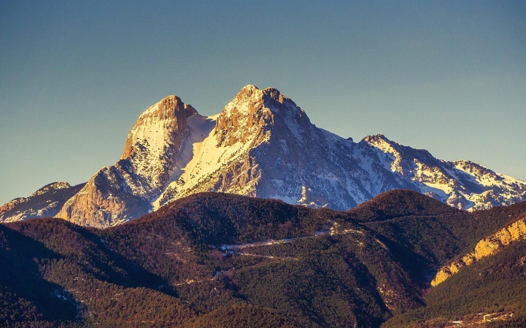 Visita el Pedraforca en primavera mostrando contraste entre nieve residual y primeros brotes verdes desde Saldes