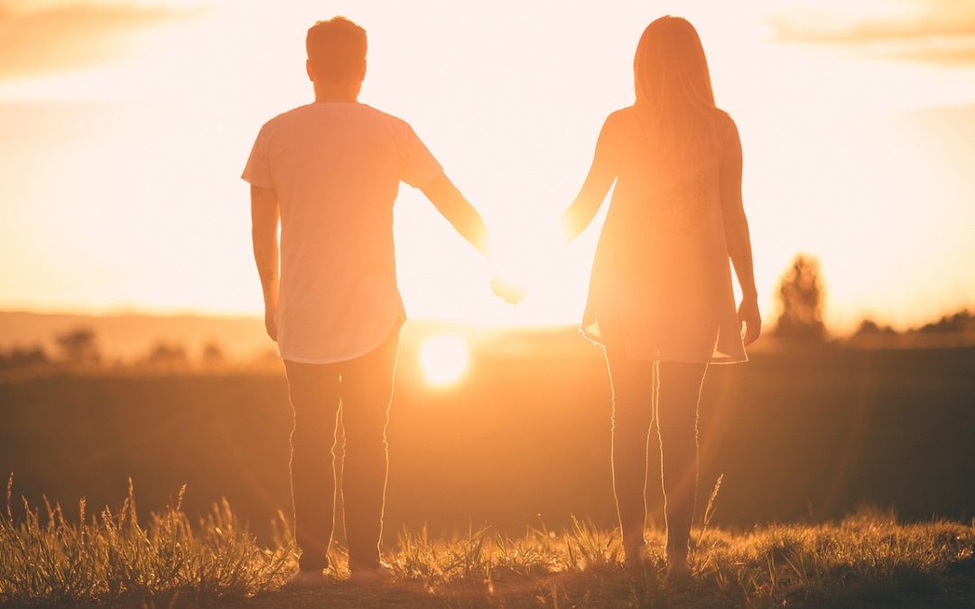 Pareja abrazada contemplando atardecer en Pedraforca nevado durante escapada romántica de San Valentín desde mirador de Saldes