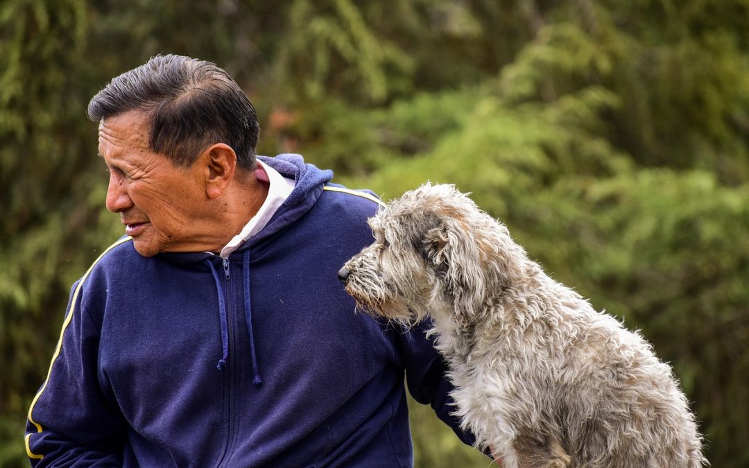 Montañero con perro en sendero del Pedraforca, ruta petfriendly desde albergue Cal Manel, Pirineo catalán
