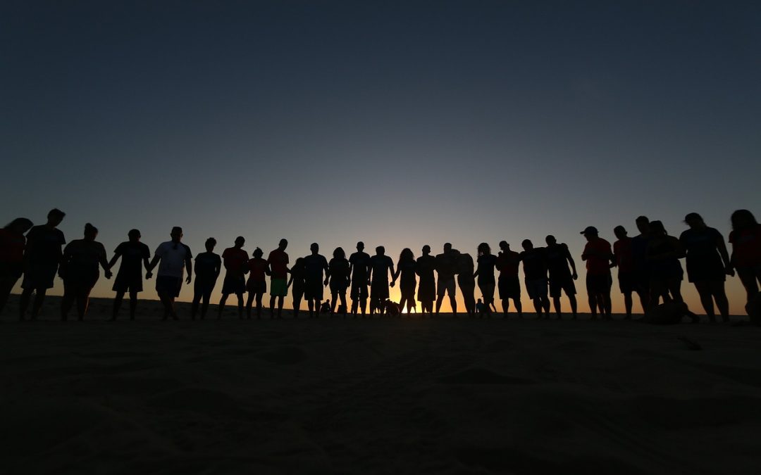 Elige albergue y disfruta de montañeros en el Campo de la Mano de Saldes con el Pedraforca al fondo, ruta de senderismo desde albergue Cal Manel