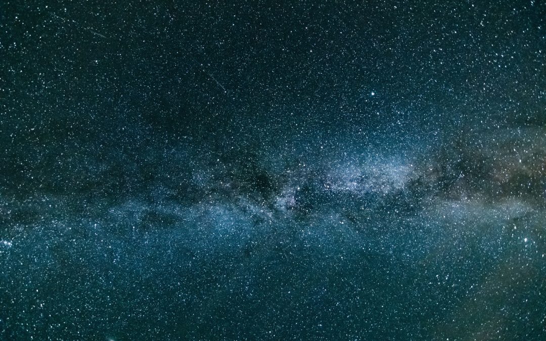 Observación astronómica nocturna con telescopio en el Pedraforca, cielo estrellado