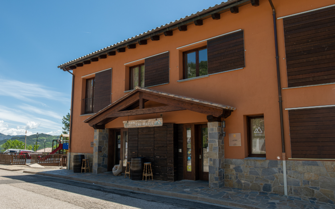 Alberg Cal Manel en Saldes, alojamiento ecosostenible integrado en el paisaje del Pedraforca con materiales naturales y energías renovables